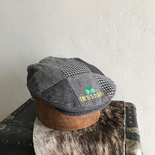 IRISH FLAT CAP GREY PATCHWORK IRELAND AND CLOVER LOGO NO BUTTON