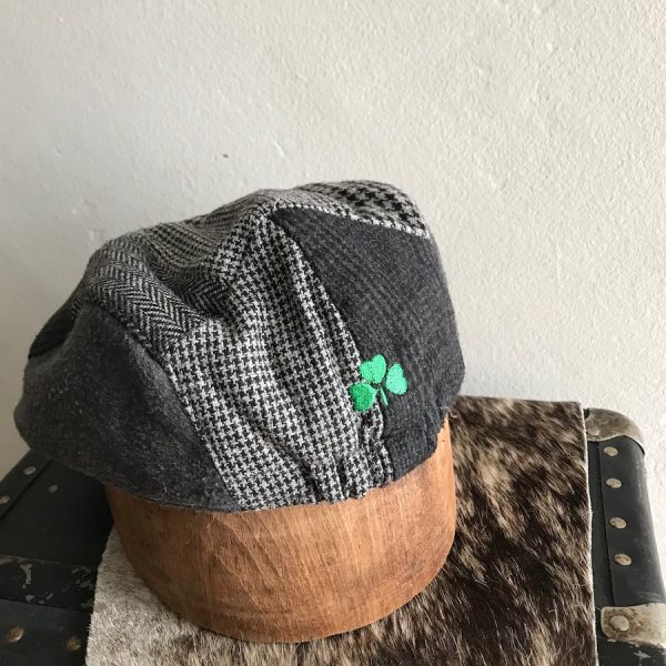 IRISH FLAT CAP GREY PATCHWORK IRELAND AND CLOVER LOGO NO BUTTON - Image 3