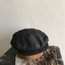 NEWSBOY 8PANEL BLACK CAP SUEDE INNERCITY LINER BUTTON TOP