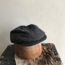 NEWSBOY 8PANEL DARK GREY CAP IRISH HOUNDSTOOTH BUTTON TOP